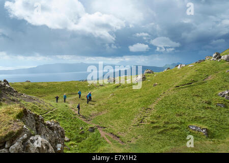 Guardando oltre la Quiraing, Storr e il suono di Raasay sull'Isola di Skye, Highlands scozzesi, Scozia. Foto Stock