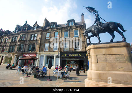 1514 Memorial statua commemora la vittoria della gioventù locale oltre i raider inglese vicino a Hawick, Scottish Borders, Scotland, Regno Unito Foto Stock