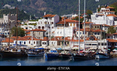 Bella bianca navi a vela ormeggiata nel porto di Marmaris, Turchia. Foto Stock