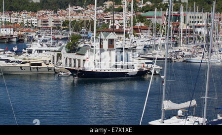 Bella bianca navi a vela ormeggiata nel porto di Marmaris, Turchia. Foto Stock