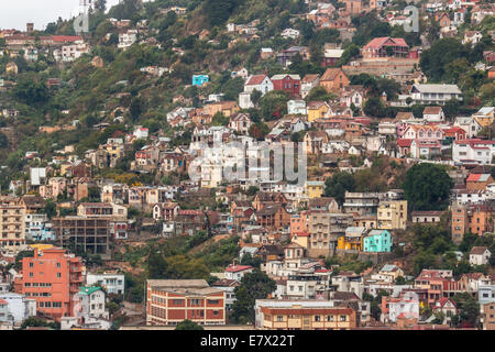 Vista del densamente impaccati case su una delle numerose colline di Antananarivo, la capitale del Madagascar Foto Stock