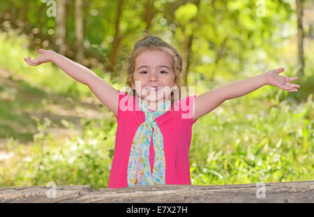 Bambina godendo e alzando le mani in posizione di parcheggio Foto Stock