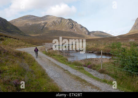 Un walker in Glen Meavaig sulla via a nord Harris Eagle Osservatorio. Foto Stock