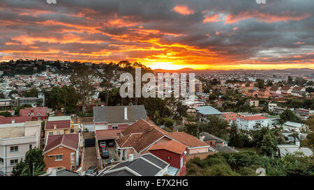 L'incandescente golden sun impostazione oltre ad Antananarivo, la capitale del Madagascar Foto Stock