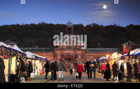 Il Mercatino di Natale in pieno svolgimento al di fuori delle Scuderie del Parco di Chatsworth House, il Peak District, DERBYSHIRE REGNO UNITO Inghilterra Foto Stock