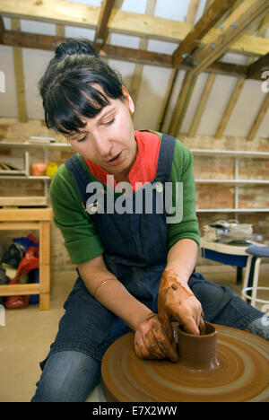 Donna dimostrando claybowl facendo sul lancio della ruota in corrispondenza di un patrimonio e di dimostrazione al giorno ad un ceramiche locali, farnham, surre Foto Stock