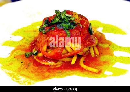 Italian spaghetti al sugo di pomodoro con pomodori e basilico Foto Stock