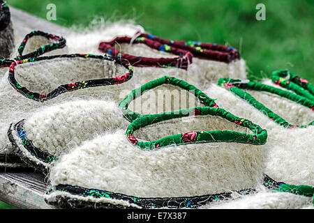 Scarpe rumeno dei contadini, tradizionale per la regione Maramures, Romania. Foto Stock