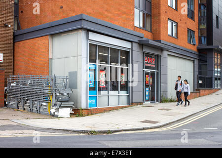 Gli studenti camminare davanti a un supermercato cinese vicino a Sheffield University in Sheffield South Yorkshire England Regno Unito Foto Stock