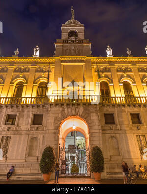 Padova, Italia - 10 settembre 2014: il Palazzo del Podestà di notte. Foto Stock