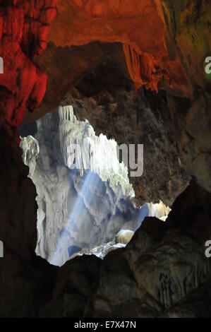 (140925) -- la baia di Ha Long, Sett. 25, 2014 (Xinhua) -- Foto scattata il 7 settembre 24, 2014 mostra nelle caverne delle isole della baia di Ha Long la visualizzazione tipica rilievi carsici e un maestoso scenario naturale in Vietnam del nord. La Baia di Ha Long, nel golfo del Tonchino, comprende circa 1.600 isole e isolette che formano uno spettacolare paesaggio marino di colonne di pietra calcarea. A causa della loro natura precipitosa, la maggior parte delle isole sono disabitate e non influenzata dalla presenza umana. Il sito della straordinaria bellezza paesaggistica è completata dal suo grande interesse biologico. Essa è stata inscripted in dell'UNESCO Patrimonio Naturale Mondiale elenco nel 1994. ( Foto Stock