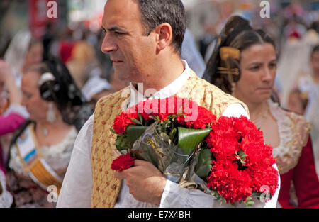 Las Fallas Festival uomo trasportare bouquet di fiori in parata. Foto Stock