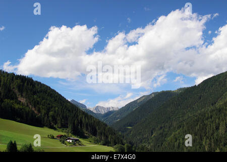 Alpi austriache in una soleggiata giornata estiva Foto Stock