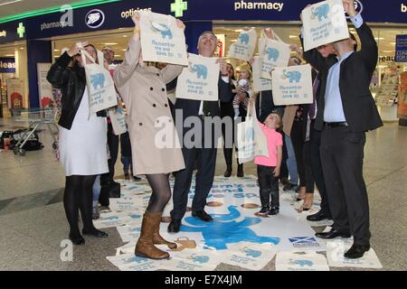 Edinurgh, Scozia. 25 Settembre, 2014. Richard Lochhead, armadio scozzese Segretario per gli affari rurali, il cibo e l'ambiente (3 L), mostra riciclabile borse di stoffa con il pubblico in un centro commerciale di Edimburgo, in Scozia, a sett. 25, 2014. Il governo scozzese di giovedì ha lanciato un sette settimane di campagna di sensibilizzazione del pubblico sul singolo utilizzare sacchetti di carica per proteggere l'ambiente naturale. Da ott. 20, tutti i dettaglianti in Scozia si riserva di addebitare una tassa obbligatoria di almeno 5 pence (circa 0.084 dollari USA) per ciascun nuovo vettore borsa danno agli acquirenti, se esso è fatto di plastica © Xin Foto Stock