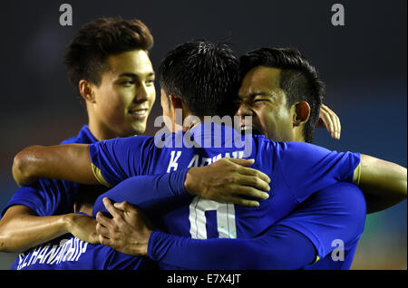 (140925) -- INCHEON, Sett. 25, 2014 (Xinhua) -- i giocatori di Thailandia celebrare obiettivo durante gli uomini di calcio del round di 16 match contro la Cina a XVII Giochi Asiatici in Incheon, Corea del Sud, Sett. 25, 2014. La Cina ha perso 0-2. (Xinhua/Lo Fai Ping)(mcg) Foto Stock