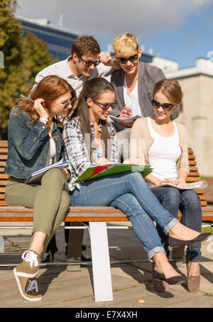 Gruppo di studenti o adolescenti appendere fuori Foto Stock