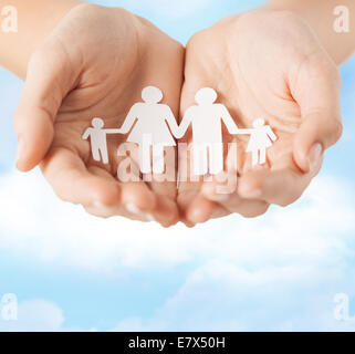 Mani femminili con carta famiglia uomo Foto Stock