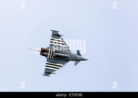 Royal Air Force Typhoon fighter aeromobili battenti con postcombustione a Eastbourne Airshow 2014 Foto Stock