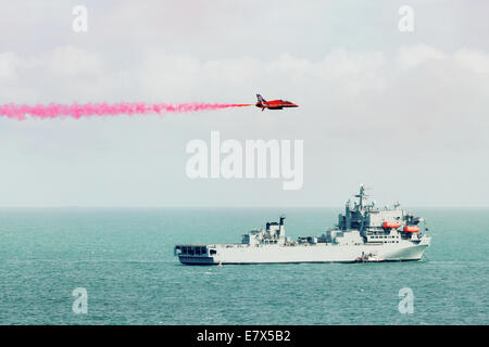 Freccia rossa Aeromobili sorvolano RFA Argus a Bournemouth Airshow 2014. Foto Stock