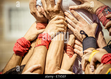 Barcellona, Spagna. 24Sep, 2014. I "castellers de la Sagrada Familia' costruire una torre umana durante il festival della città "La Merce 2014' di fronte al municipio di Barcellona Credito: matthi/Alamy Live News Foto Stock