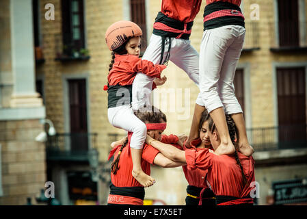 Barcellona, Spagna. 24Sep, 2014. I "castellers de Barcelona' costruire una torre umana durante il festival della città "La Merce 2014' di fronte al municipio di Barcellona Credito: matthi/Alamy Live News Foto Stock