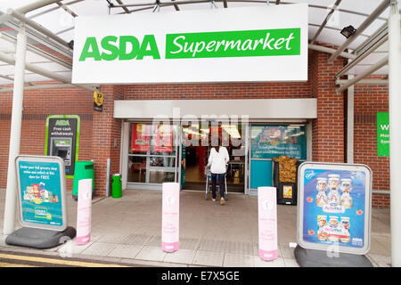 Supermercato Asda ingresso, vista esterna, Newmarket Suffolk REGNO UNITO Foto Stock