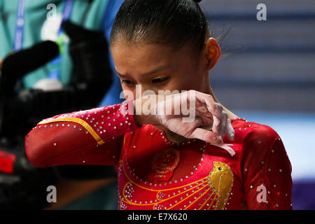 (140925) -- INCHEON, Sett. 25, 2014 (Xinhua) -- Shang Chunsong della Cina ottenere premuto dopo la donna finale del fascio di ginnastica evento artistico al XVII Giochi Asiatici in Incheon, Corea del Sud, Sett. 25, 2014. Shang Chunsong ha ottenuto la medaglia di bronzo con 14.300 punti. (Xinhua/Zheng Huansong)(mcg) Foto Stock