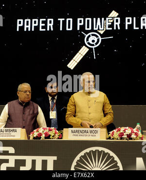 New Delhi, India. Xxv Sep, 2014. Primo Ministro indiano Narendra Modi (R) assiste il lancio del suo 'make in India " iniziativa prima della sua partenza per gli Stati Uniti in New Delhi, India, Sett. 25, 2014. Primo Ministro indiano Narendra Modi lancia 'make in India " campagna giovedì nella capitale, invitando le imprese a livello mondiale per la produzione di basi qui. Credito: Partha Sarkar/Xinhua/Alamy Live News Foto Stock