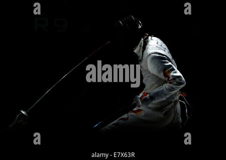 (140925) -- INCHEON, Sett. 25, 2014 (Xinhua) -- Lei lo sheng cinese compete durante gli uomini del team di lamina match di scherma contro il Giappone al XVII Giochi Asiatici in Incheon, Corea del Sud, Sett. 25, 2014. Il Giappone ha sconfitto la Cina 45-42 e ha vinto la medaglia d'oro. (Xinhua/Shen Bohan)(Lz) Foto Stock