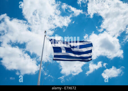 Bandiera Greca Grecia brezza soffia cielo blu nubi Foto Stock