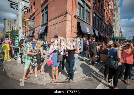 Linee di tifosi circondano gli amici' Central Perk pop-up promotion in Soho a New York Foto Stock