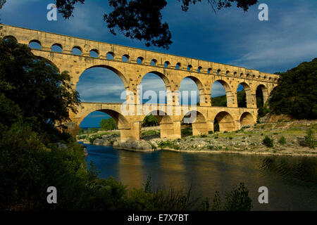 Pont du Gard sul fiume Gardon, acquedotto romano, Gard, Occitanie, Francia, Europa Foto Stock