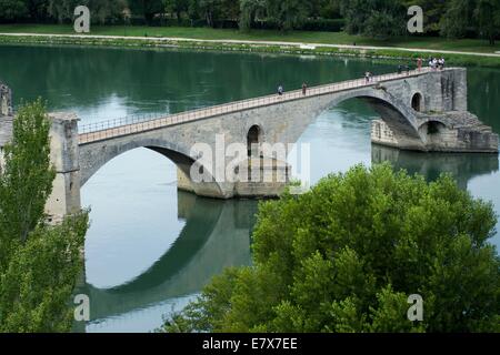 Saint Benezet ponte sopra il fiume Rodano , Avignon Vaucluse, Provence-Alpes-Côte d'Azur, in Francia, in Europa. Foto Stock