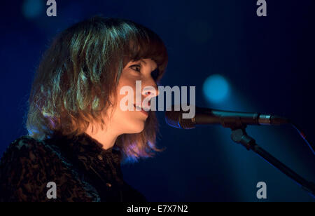 Elena Tonra della figlia compie durante il Green Man festival presso Glanusk Park. Foto Stock