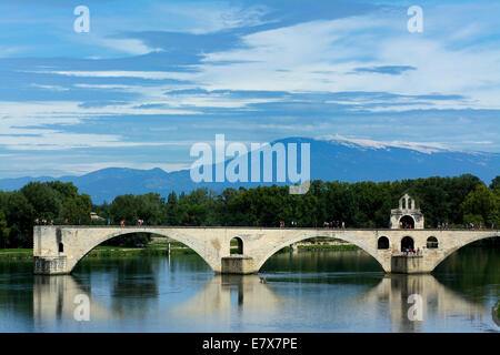 Mont Ventoux sullo sfondo e il famoso Ponte Saint Benezet sul Rodano, Avignone, Vaucluse, Provence-Alpes-Costa Azzurra, Francia. Foto Stock