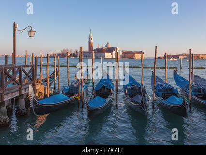 Venezia - gondole e la chiesa di San Giorgio Maggiore Foto Stock