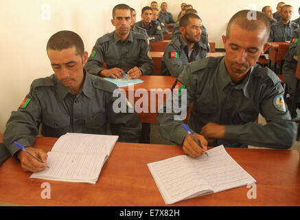 Balkh, Afghanistan. 23 Sett 2014. Poliziotti afghani frequentare la classe alla polizia di un centro di formazione in provincia di Balkh, nord Afghanistan, sul Sett. 23, 2014. © Azorda/Xinhua/Alamy Live News Foto Stock