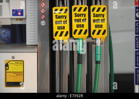 Le pompe del combustibile ad un motore a benzina gas station che ha esaurito la benzina e il gasolio durante una scarsità di combustibile. Foto Stock