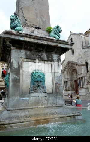 Bouches-du-Rhone (13) Arles. Fontaine sur la place de la République Foto Stock