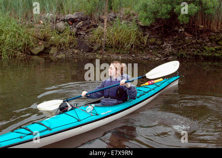 Kayakers sul bacino Paerdegat con la Sebago Canoa Club il 14 giugno 2006. (© Frances Roberts) Foto Stock