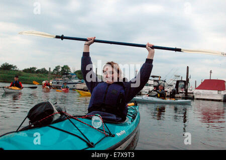 Kayakers sul bacino Paerdegat con la Sebago Canoa Club il 14 giugno 2006. (© Frances Roberts) Foto Stock