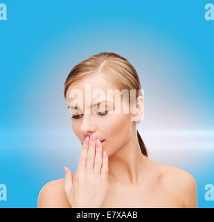 Giovane donna facendo gesrute hush Foto Stock