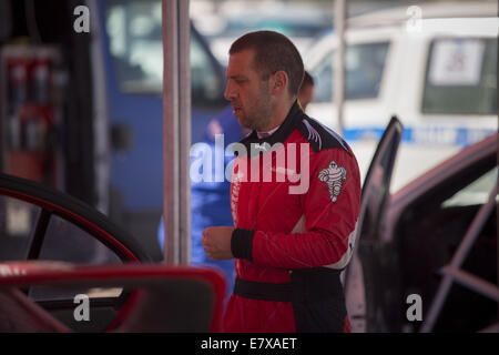 Tehran, Iran. Xxv Sep, 2014. Settembre 25, 2014 - Teheran, Iran - libanese al pilota di rally ROGER FEGHALI attende l'inizio del 2014 Medio Oriente Rally Championship vicino alla città di Shiraz nel far provincia circa 900 Km (559 miglia) a sud di Tehran. Morteza Nikoubazl/ZUMAPRESS Credito: Morteza Nikoubazl/ZUMA filo/Alamy Live News Foto Stock