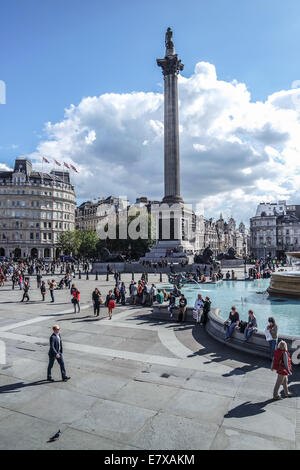 Nelsons Column, Londra, Inghilterra, nel Regno Unito e in una giornata di sole Foto Stock