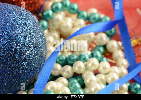 Natale con sfondo blu e perle bianche Foto Stock