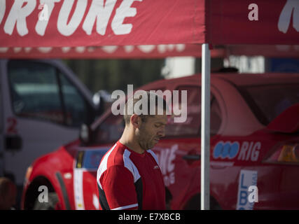 Tehran, Iran. Xxv Sep, 2014. Settembre 25, 2014 - Teheran, Iran - libanese al pilota di rally ROGER FEGHALI attende l'inizio del 2014 Medio Oriente Rally Championship vicino alla città di Shiraz nel far provincia circa 900 Km (559 miglia) a sud di Tehran. Morteza Nikoubazl/ZUMAPRESS Credito: Morteza Nikoubazl/ZUMA filo/Alamy Live News Foto Stock