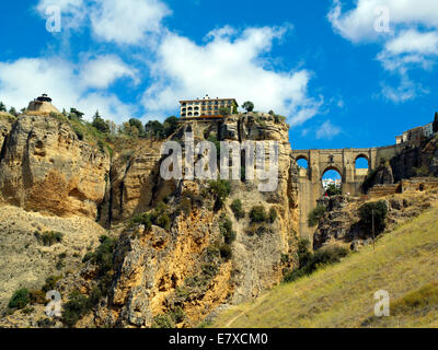 Il Parador Hotel e ponte su El Tajo gorge a Ronda Foto Stock