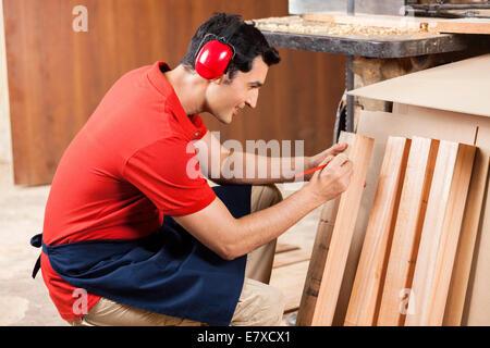 Carpenter marcatura sul listone con matita Foto Stock