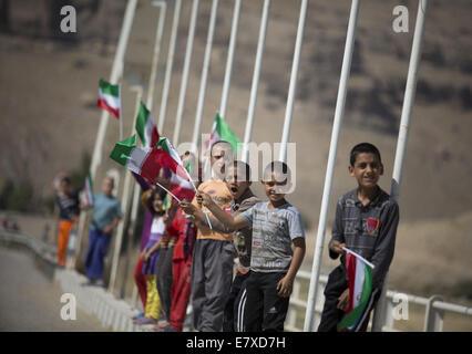 Tehran, Iran. Xxv Sep, 2014. Settembre 25, 2014 - Teheran, Iran - ragazzi iraniani luogo Iran flag come essi guardare 2014 Medio Oriente Rally Championship vicino alla città di Shiraz nel far provincia circa 900 Km (559 miglia) a sud di Tehran. Morteza Nikoubazl/ZUMAPRESS Credito: Morteza Nikoubazl/ZUMA filo/Alamy Live News Foto Stock