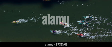 La Francia. Ardeche. Canoe con canoisti sul fiume Ardeche Foto Stock